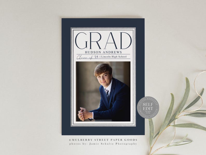 K&ouml;nnte beinhalten: Eine marineblaue Graduation Announcement mit silbernem Rand. Die Ank&uuml;ndigung zeigt ein Foto eines jungen Mannes im Anzug und mit Krawatte. Der Text auf der Ank&uuml;ndigung lautet "GRAD", "HUDSON ANDREWS", "Class of '25 | Lincoln High School", "MULBERRY STREET PAPER GOODS" und "photos by: Jamie Schultz Photography".