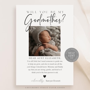 Puede incluir: Una tarjeta color crema con el texto "WILL YOU BE MY Godmother?" en escritura elegante. Presenta una foto de un bebé durmiendo con un atuendo con capucha gris. La tarjeta incluye un mensaje sincero y el nombre "Sawyer Everett".