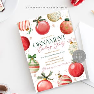Puede incluir: Una invitaci&oacute;n festiva para una Fiesta de Intercambio de Adornos. El dise&ntilde;o presenta ilustraciones en acuarela de adornos navide&ntilde;os en rojo, dorado y verde, con los detalles del evento y el texto "SELF EDIT".
