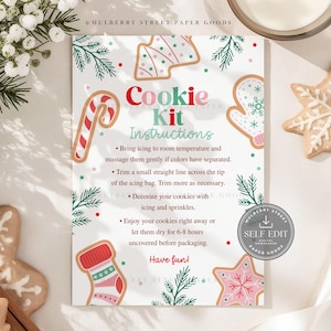 Może przedstawiać: Biała karta z tekstem "Cookie Kit Instructions" i ilustracjami pierników. Karta zawiera instrukcje dekorowania ciasteczek lukrem i posypką. Widoczne są również ciasteczka.