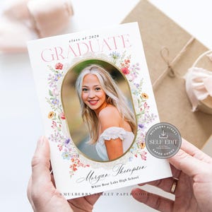 Könnte beinhalten: Eine Abschlussankündigungskarte, die von einer Person gehalten wird. Die Karte zeigt ein Foto einer lächelnden Absolventin, umgeben von einem floralen Design. Der Text lautet "class of 2026 GRADUATE" sowie Name und Schule der Absolventin.