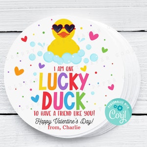 Etiqueta adhesiva para el día de San Valentín con la frase "Soy un pato afortunado de tener un amigo como tú" para imprimir en formato imprimible. Etiqueta adhesiva para el día de San Valentín con forma de pato de goma para el aula de los niños. Edición con Corjl
