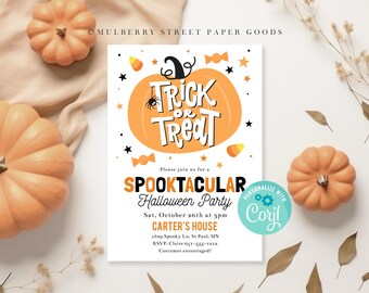 Könnte beinhalten: Eine druckbare Halloween-Partyeinladung mit einer niedlichen Kürbisillustration und dem Text "Trick or Treat" in Schwarzweiß. Die Einladung ist für eine "Spooktacular Halloween Party" am 26. Oktober um 15:00 Uhr im Haus von Carter. Die Einladung enthält eine RSVP-Nummer und ermutigt zu Kostümen.
