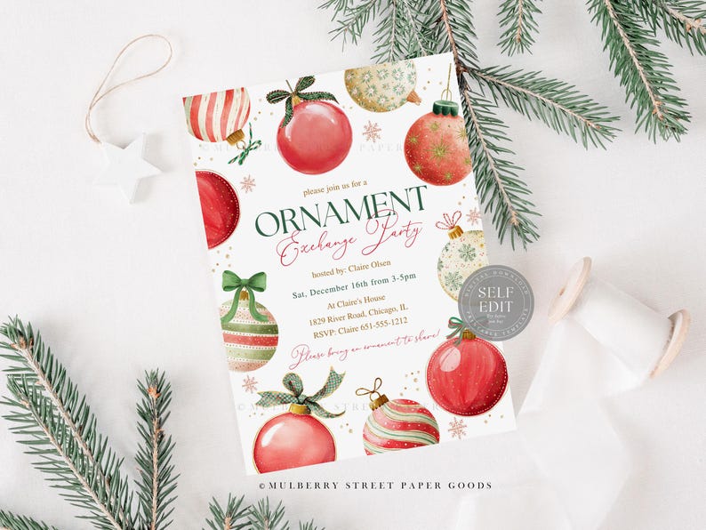 Puede incluir: Una invitaci&oacute;n festiva para una Fiesta de Intercambio de Adornos. El dise&ntilde;o presenta ilustraciones de acuarela de adornos navide&ntilde;os en rojo, verde y dorado. El texto incluye detalles del evento y la frase "Ornament Exchange Party".