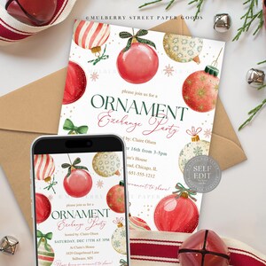 Puede incluir: Una invitaci&oacute;n festiva para una Fiesta de Intercambio de Adornos. El dise&ntilde;o presenta ilustraciones de acuarela de adornos navide&ntilde;os rojos y dorados, lazos verdes y copos de nieve. Un smartphone muestra la invitaci&oacute;n, junto con un sobre.