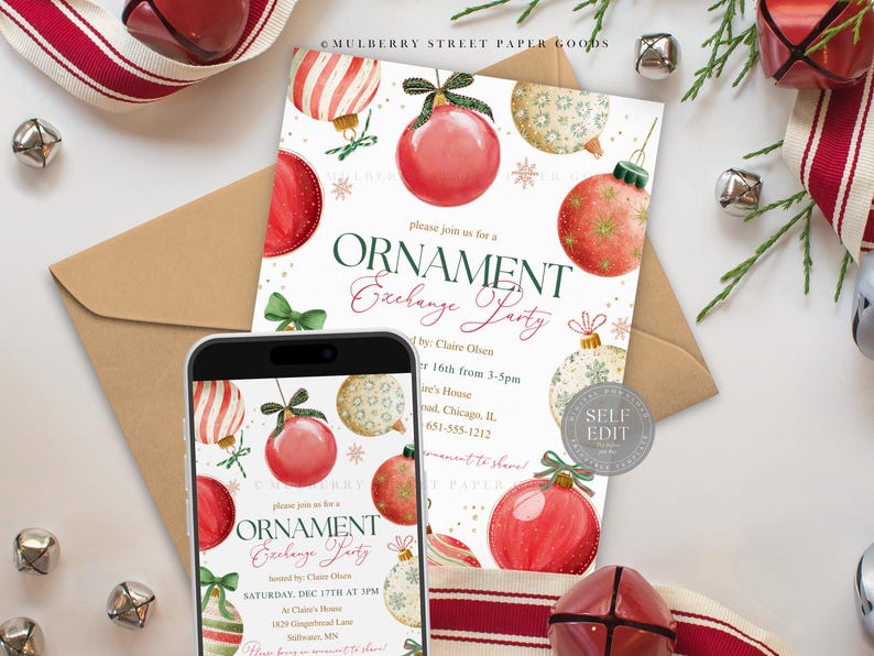 Puede incluir: Una invitaci&oacute;n festiva para una Fiesta de Intercambio de Adornos. El dise&ntilde;o presenta ilustraciones de acuarela de adornos navide&ntilde;os rojos y dorados, lazos verdes y copos de nieve. Un smartphone muestra la invitaci&oacute;n, junto con un sobre.