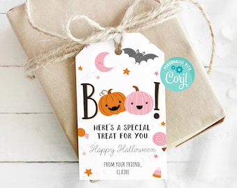 Puede incluir: Una etiqueta de bolsa de golosinas de Halloween blanca con una calabaza rosa y naranja, un murciélago, una luna creciente y estrellas. La etiqueta dice "Boo! Here's a special treat for you. Happy Halloween. From your friend, Claire." La etiqueta también tiene un círculo azul con el texto "Personalizar con Cory!"