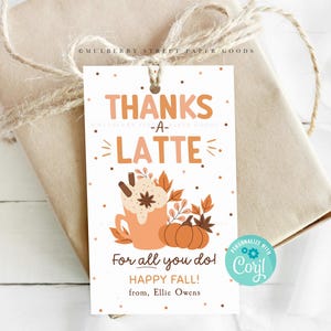Può includere: Un'etichetta regalo bianca con un design autunnale. Dice "Thanks-a-latte" con un'immagine di cartone animato di un latte e una zucca. Il testo dice anche "For all you do! Happy Fall! from, Ellie Owens".