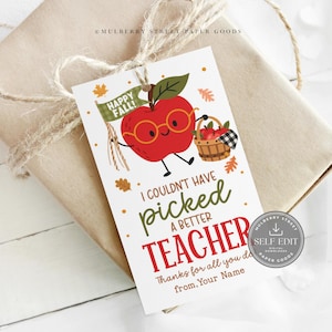Puede incluir: Una etiqueta de regalo rectangular con una manzana roja de dibujos animados con gafas, sosteniendo una cesta y una bandera verde que dice HAPPY FALL. El texto dice I COULDN'T HAVE picked A BETTER TEACHER Thanks for all you do from, Your Name.