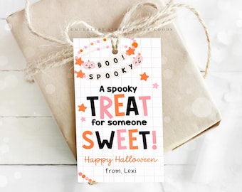 Può includere: Un'etichetta regalo bianca con un tema di Halloween rosa e arancione. Dice "BOO! SPOOKY A spooky TREAT for someone SWEET! Happy Halloween from, Lexi".