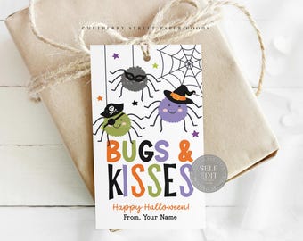 Può includere: Un'etichetta regalo di Halloween con carta marrone e spago. L'etichetta presenta tre ragni dei cartoni animati, una ragnatela e il testo "BUGS & KISSES Happy Halloween!" in arancione, verde e viola. L'etichetta include anche uno spazio per scrivere un nome.