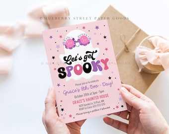 Peut inclure: Invitation à une fête d'Halloween rose et violette avec un fantôme de dessin animé portant des lunettes de soleil et le texte "Let's get spooky!"  Grace's 8th Boo-Day! Le 20 octobre de 15h à 17h.  GRACE'S HAUNTED HOUSE. 1829 Spooky Ln, St Paul, MN. RSVP à Claire : 651-555-1212. Veuillez apporter un oreiller et une couverture.