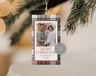 Peut inclure: Une décoration de Noël avec une photo de famille, encadrée par un bord rouge et un motif à carreaux vert, rouge et blanc. Le texte "MERRY CHRISTMAS" est affiché, ainsi que le nom de famille et l'année. Un petit autocollant rond "SELF EDIT" est à droite.