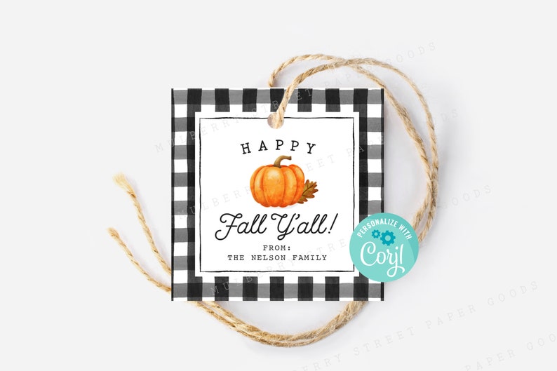 Op de afbeelding: Een zwart-wit geblokt cadeau-etiket met een pompoenillustratie en de tekst "Happy Fall Y'all! From: The Nelson Family".