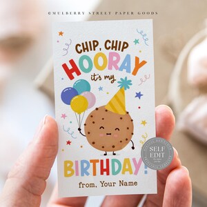 Op de afbeelding: Verjaardagskaart met de tekst "CHIP, CHIP HOORAY it's my BIRTHDAY!" toont een cartoonkoekjespersonage met een feesthoed en ballonnen. De kaart is wit met kleurrijke tekst en illustraties.