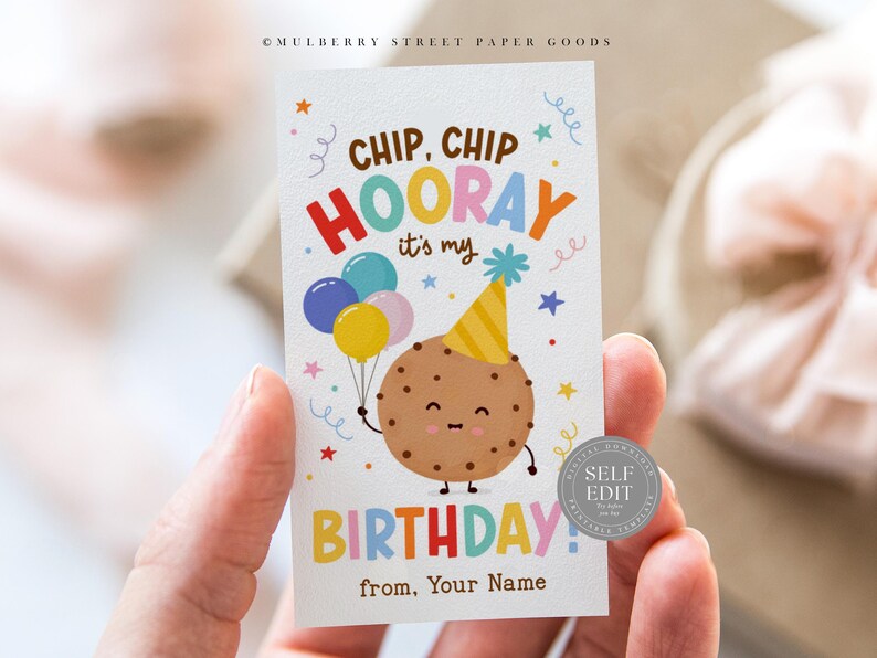 Op de afbeelding: Verjaardagskaart met de tekst "CHIP, CHIP HOORAY it's my BIRTHDAY!" toont een cartoonkoekjespersonage met een feesthoed en ballonnen. De kaart is wit met kleurrijke tekst en illustraties.