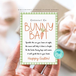 Könnte beinhalten: Eine grün-weiß karierte Karte mit dem Text "Cottontail Co. Bunny Bait" und einer Cartoon-Karotte. Die Karte lautet "Sprinkle this on your lawn at night, the moon will help it shine so bright. As the Easter Bunny hops and roams, it will guide him to your home. Happy Easter!"