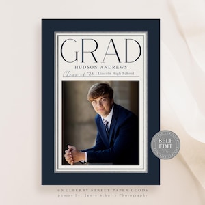 K&ouml;nnte beinhalten: Eine Graduation Announcement Card mit einem dunkelblauen Hintergrund und einem silbernen Rand. Die Karte zeigt ein Foto eines jungen Mannes im Anzug und mit Krawatte, sowie den Text "GRAD" in gro&szlig;en, fetten Buchstaben. Der Text "HUDSON ANDREWS" befindet sich unter dem Wort "GRAD", und der Text "Class of '25 | Lincoln High School" darunter. Die Karte enth&auml;lt auch den Text "MULBERRY STREET PAPER GOODS" und "photos by: Jamie Schultz Photography".