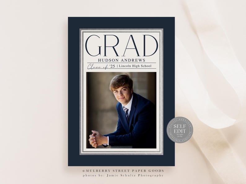 K&ouml;nnte beinhalten: Eine Graduation Announcement Card mit einem dunkelblauen Hintergrund und einem silbernen Rand. Die Karte zeigt ein Foto eines jungen Mannes im Anzug und mit Krawatte, sowie den Text "GRAD" in gro&szlig;en, fetten Buchstaben. Der Text "HUDSON ANDREWS" befindet sich unter dem Wort "GRAD", und der Text "Class of '25 | Lincoln High School" darunter. Die Karte enth&auml;lt auch den Text "MULBERRY STREET PAPER GOODS" und "photos by: Jamie Schultz Photography".