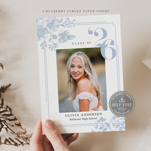 Könnte beinhalten: Set aus drei Keramikbechern mit gesprenkelter, matter Oberfläche. Die Becher sind in Creme-, Hellgrau- und Dunkelgrautönen gehalten. Jede Tasse hat ein schlichtes, minimalistisches Design.