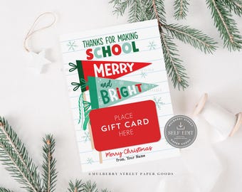 Könnte beinhalten: Eine Weihnachtskarte mit dem Text "Thanks for Making School Merry and Bright". Das Design umfasst rote und grüne Wimpel, Schneeflocken und ein rotes Rechteck für eine Geschenkkarte. Die Karte ist mit Tannenzweigen verziert.