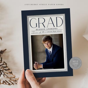 K&ouml;nnte beinhalten: Eine marineblaue Graduation-Ank&uuml;ndigung mit wei&szlig;em Rand. Die Ank&uuml;ndigung zeigt das Wort "GRAD" in gro&szlig;en, fetten, marineblauen Buchstaben. Der Text "HUDSON ANDREWS" befindet sich unter dem Wort "GRAD" in einer kleineren Schriftart. Unter dem Namen steht der Text "Class of '25 | Lincoln High School". Ein Foto eines jungen Mannes im Anzug befindet sich in der Mitte der Ank&uuml;ndigung. Die Ank&uuml;ndigung hat einen "SELF EDIT"-Aufkleber in der rechten unteren Ecke.