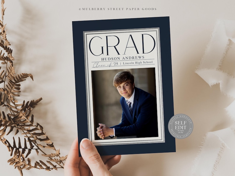 K&ouml;nnte beinhalten: Eine marineblaue Graduation-Ank&uuml;ndigung mit wei&szlig;em Rand. Die Ank&uuml;ndigung zeigt das Wort "GRAD" in gro&szlig;en, fetten, marineblauen Buchstaben. Der Text "HUDSON ANDREWS" befindet sich unter dem Wort "GRAD" in einer kleineren Schriftart. Unter dem Namen steht der Text "Class of '25 | Lincoln High School". Ein Foto eines jungen Mannes im Anzug befindet sich in der Mitte der Ank&uuml;ndigung. Die Ank&uuml;ndigung hat einen "SELF EDIT"-Aufkleber in der rechten unteren Ecke.