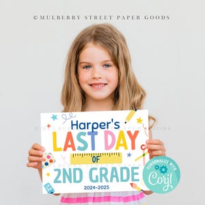Puede incluir: Un cartel imprimible colorido que dice "Harper's Last Day of 2nd Grade 2024-2025". El cartel está decorado con útiles escolares y estrellas. Una niña sostiene el cartel frente a ella.