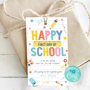 Puede incluir: Una etiqueta de regalo imprimible colorida con el texto "Happy First Day of School" y un mensaje que dice "¡Estoy tan contenta de que estés en mi clase! ¡Va a ser un gran año! Sra. Wilson". La etiqueta está decorada con útiles escolares como lápices, una regla, una paleta de pintura y un sacapuntas.