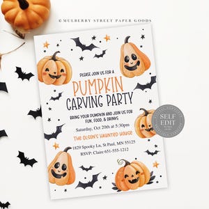 Puede incluir: Una invitación con temática de Halloween con calabazas naranjas, murciélagos negros y estrellas. El texto dice "Pumpkin Carving Party" con los detalles del evento. La invitación está sobre un fondo blanco con una pegatina "Self Edit".