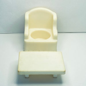 Op de afbeelding: Witte plastic speelgoedstoel en -tafelset. De stoel heeft een hoge rugleuning en een ronde zitting. De tafel is vierkant en heeft vier poten.