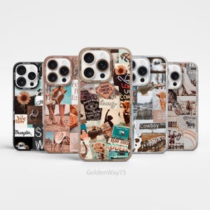 Può includere: Una collezione di cinque custodie per telefoni con un design a collage. Le custodie presentano una varietà di immagini a tema western, tra cui cavalli, girasoli e testo legato ai cowboy. Le custodie hanno un bordo dai toni neutri e una finitura lucida.
