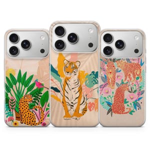 Op de afbeelding: Drie telefoonhoesjes met kleurrijke dieren- en bloemmotieven. Eén hoesje heeft een tijger, een ander luipaarden en de derde een luipaard en een vogel. De hoesjes hebben een doorzichtige rand en een beige achtergrond.