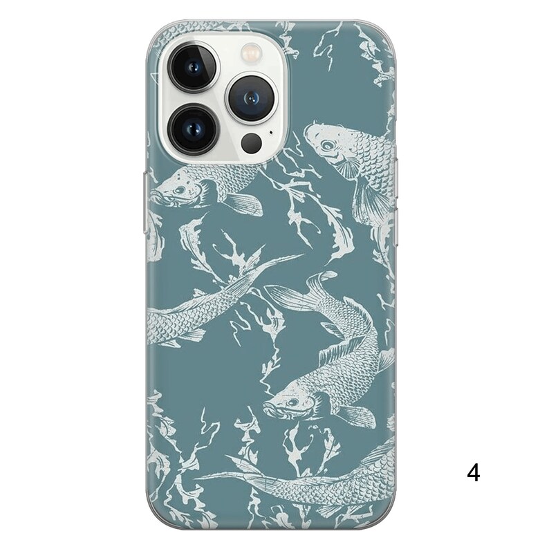 Puede incluir: Una funda transparente para tel&eacute;fono con fondo azul verdoso y un patr&oacute;n blanco de peces koi y algas marinas. La funda est&aacute; dise&ntilde;ada para un iPhone 13 Pro Max.