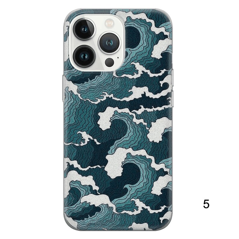 Puede incluir: Una funda transparente para tel&eacute;fono con un patr&oacute;n de olas azules y blancas. La funda est&aacute; dise&ntilde;ada para un iPhone.