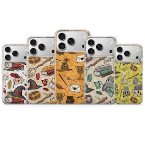 Puede incluir: Cinco fundas para teléfono con un patrón repetido de objetos mágicos. Los diseños incluyen un sombrero seleccionador, libros, búhos, varitas y otros elementos del mundo mágico. Las fundas tienen un borde transparente y un recorte para la cámara.