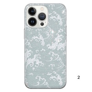 Puede incluir: Una funda transparente para tel&eacute;fono con un patr&oacute;n de olas azul y blanco. La funda tiene un acabado brillante y est&aacute; dise&ntilde;ada para un iPhone.