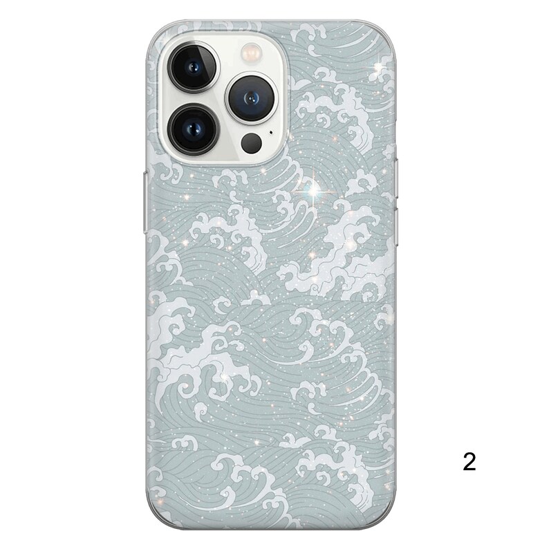 Puede incluir: Una funda transparente para tel&eacute;fono con un patr&oacute;n de olas azul y blanco. La funda tiene un acabado brillante y est&aacute; dise&ntilde;ada para un iPhone.