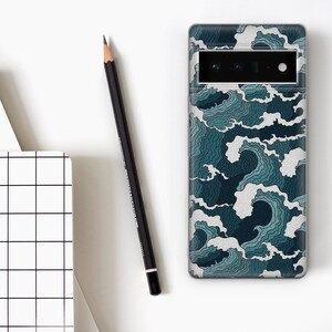 Puede incluir: Una funda transparente para tel&eacute;fono con un patr&oacute;n de olas azules y blancas. La funda tiene un recorte para el objetivo de la c&aacute;mara.
