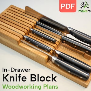 Può includere: Un blocco portacoltelli in legno da cassetto con fessure per più coltelli. Il blocco è in legno marrone chiaro e ha una finitura naturale. I coltelli sono in acciaio inossidabile con manici neri. Il testo "In-Drawer Knife Block Woodworking Plans" è stampato sotto il blocco.