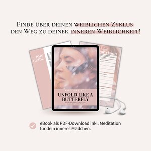 Könnte beinhalten: Ein rosa-weißes digitales Tablet zeigt ein Buchcover mit dem Titel "Unfold Like a Butterfly" von Karolina E. Kot. Das Buchcover zeigt das Gesicht einer Frau mit einem Schmetterling über ihrem Auge. Der Text "Find the way to your inner feminine nature" befindet sich unter dem Titel. Das Tablet befindet sich auf einem rosa Hintergrund mit einem Paar weißen Ohrhörern.