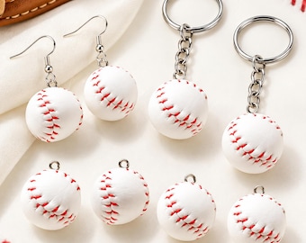 Peut inclure: Un ensemble d'accessoires sur le thème du baseball comprenant deux boucles d'oreilles pendantes avec crochets argentés, deux porte-clés avec anneaux et chaînes argentés, et quatre breloques, tous avec des balles blanches à coutures rouges.