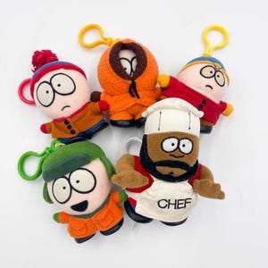 Puede incluir: Un conjunto de cinco llaveros de peluche con personajes de South Park. El set incluye a Stan con gorro rojo, Kenny con parka naranja, Cartman con gorro azul, Kyle con gorro verde y Chef con gorro blanco y delantal con el texto CHEF bordado.