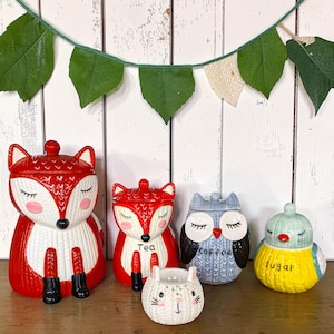 Juego de recipientes con forma de animales del bosque: zorro, búho, pájaro, conejo y hueveras.