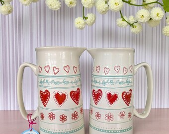 The North Pole Baking Company, Hoher Steinzeug Krug: Herz & Blumen Design