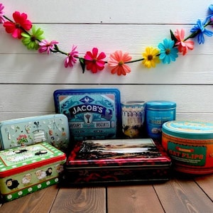 Vintage Style Biscuit Tin: Retro Kitchen Storage, Gift for Mum