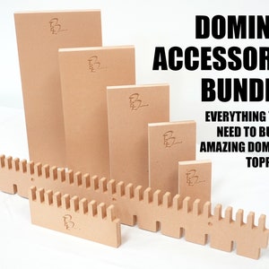 Op de afbeelding: Een set houten domino topple bouwaccessoires. De set bevat verschillende maten houten planken en een paar stukken met tanden om domino topple structuren te creëren. De tekst "DOMINO ACCESSORY BUNDLE EVERYTHING YOU NEED TO BUILD AMAZING DOMINO TOPPLES" is gedrukt op een witte achtergrond.