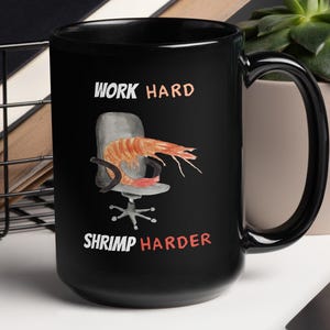 TASSE Shrimp "WORK hard Shrimp harder" Handgemaltes Aquarell Kunstdruck [IT, Humor, Gamer, Arbeit, Büro, Schreibtisch, Haltung, Geschenk]