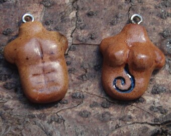 Colgante de cuerpo hecho de hueso de aguacate [Cuerpo, tallado, joyería, collar, Madre Tierra, poder femenino, escultura, humano, Madre Tierra, madera, bricolaje]