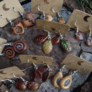 Orecchini con noccioli di avocado [cuore, foglia, spirale, hippie, boho, fai da te, punk, stregoneria, goth, intaglio, legno, orecchini a bottone, orecchini pendenti]
